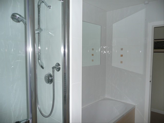 Andover family bathroom and small en-suite